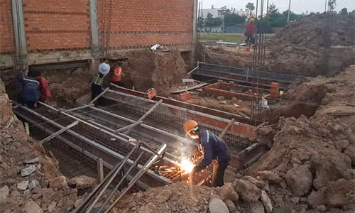 Thi công một dự án bất động sản tại Bình Dương - Ảnh: BÁ SƠN