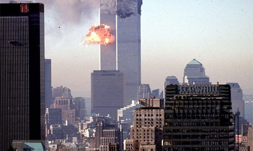 Trung tâm thương mại thế giới bốc cháy trong vụ khủng bố tại New York, Mỹ ngày 11/9/2001. (Nguồn: AFP/TTXVN).