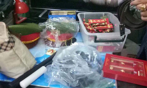 Một số vật dụng thu giữ tại nơi ở của đối tượng tự xưng là người "ném bom" vào trụ sở Công an P.12, Q.Tân Bình - Ảnh: Nguồn tin cung cấp