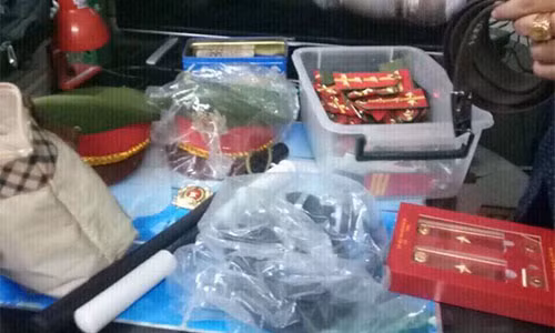 Một số vật dụng thu giữ tại nơi ở của đối tượng tự xưng là người "ném bom" vào trụ sở Công an P.12, Q.Tân Bình - Ảnh: Nguồn tin cung cấp