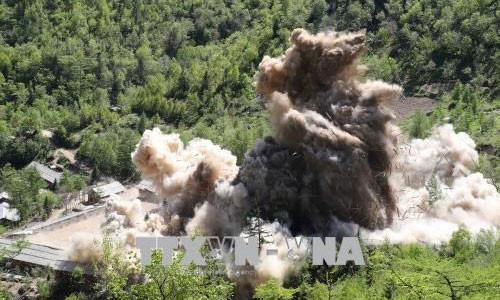 Khói bốc lên sau khi Triều Tiên phá bỏ bãi thử hạt nhân Punggye-ri ngày 24/5. (Nguồn: THX/TTXVN)