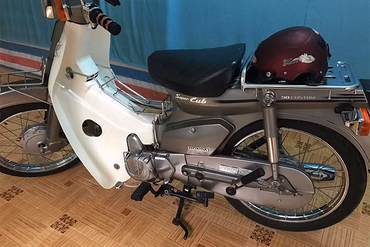 Do còn rất mới nên chủ xe cũng không "độ chế" gì cho chiếc xe, chỉ lắp thêm hoặc thay thế một số chi tiết nguyên bản như gương hậu nhôm Rizoma hay baga trên lườn xe để khiến nó tiện dụng hơn khi di chuyển hàng ngày. Màu sơn xám bạc nguyên bản của chiếc xe vẫn còn giữ được độ bóng và sâu màu như xe mới.