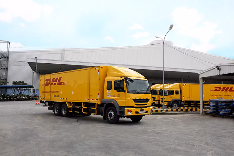 Fighter FJ 24 được trang bị các tiêu chuẩn cần thiết như ghế hơi điều chỉnh 3 chiều, tay lái gật gù, máy điều hoà, kính chỉnh điện, khoá trung tâm và bảng điều khiển thông minh bằng đèn LED. Bên cạnh đó, đây cũng là thương hiệu duy nhất trang bị thanh cân bằng nhằm đảm bảo an toàn cho xe cũng như tài xế.