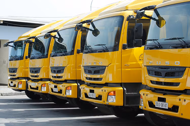 FUSO Việt Nam vừa chính thức bàn giao 18 xe tải nặng FUSO Fighter FJ 24 tấn mới đến DHL Supply Chain. Đội xe được trang bị động cơ Euro 3, hệ thống phun nhiên liệu trực tiếp kết hợp với hệ thống điền khiển điện tử (ECU) giúp xe vận hành tối ưu và tiết kiệm nhiên liệu.