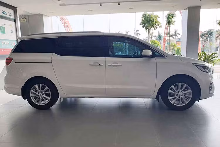 Là phiên bản nâng cấp facelift giữa đời nên thoạt nhìn qua Kia Sedona (tên gọi Carnival tại quê nhà Hàn Quốc) sẽ không thay đổi nhiều so với phiên bản hiện tại về tổng thể và kích thước, xe vẫn duy trì kích thước DxRxC lần lượt: 5.115 x 1.985 x 1.755 mm và chiều dài cơ sở 3.060 mm.
