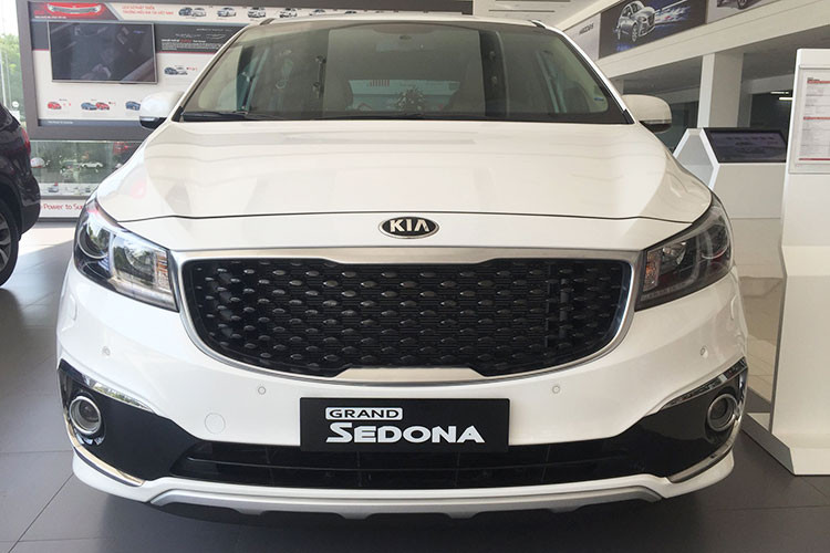 Thay đổi dễ nhận ra nhất trên Kia Sedona 2019 chính là cụm đèn phía trước. Đèn pha sử dụng 2 Bi-LED, dải đèn LED định vị ban ngày dài hơn. Phần cản trước thiết kế mới, đi cùng cụm đèn sương mù bắt mắt hơn. So với đời trước, Kia Sedona 2019 không còn tính năng rửa đèn pha.