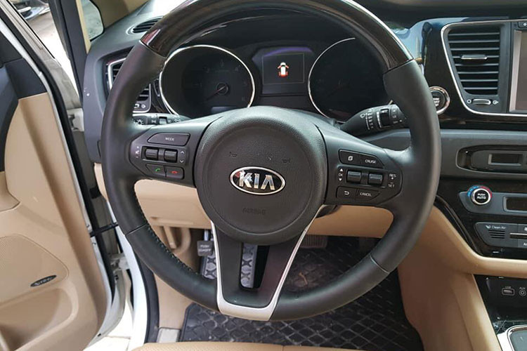 Về trang bị an toàn, Kia Kia Sedona 2019 được trang bị từ hệ thống chống bó cứng phanh ABS, phân bổ lực phanh EBD, cảm biến đỗ trước/sau, camera lùi, trợ lực phanh, hỗ trợ khởi hành ngang dốc, cân bằng điện tử đến kính cửa sổ chống kẹt cho cả 4 cửa thay vì 1 cửa như trước đây.