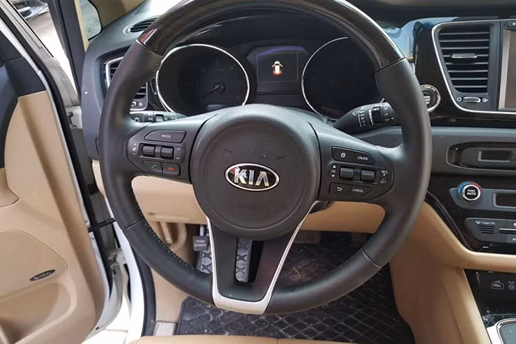 Về trang bị an toàn, Kia Kia Sedona 2019 được trang bị từ hệ thống chống bó cứng phanh ABS, phân bổ lực phanh EBD, cảm biến đỗ trước/sau, camera lùi, trợ lực phanh, hỗ trợ khởi hành ngang dốc, cân bằng điện tử đến kính cửa sổ chống kẹt cho cả 4 cửa thay vì 1 cửa như trước đây.