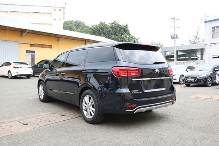Động cơ trên Kia Sedona 2019 không có gì thay đổi, vẫn là động cơ dầu CRDi 2.2L và động cơ xăng Lamba 3.3L. Tuy nhiên, công suất của động cơ dầu CRDi 2.2L cao hơn 7 mã lực, được nâng lên loại hộp số tự động 8 cấp, trong khi động cơ xăng Lamba 3.3L vẫn sử dụng hộp số tự động 6 cấp giống đời cũ. Tất cả phiên bản sử dụng hệ dẫn động cầu trước.