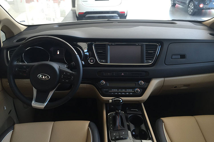 Các trang bị nội thất nổi bật của Kia Sedona 2019 bao gồm màn hình tích hợp điều khiển giọng nói và bản đồ dẫn đường, ghế lái chỉnh điện 12 hướng cho mọi phiên bản, ghế lái nhớ vị trí ở bản Platinum, ghế phụ lái chỉnh điện 4 hướng, cửa sổ trời 2 mảnh, điều hòa 2 dàn lạnh với ba kiểu khí hậu độc lập, cửa sổ trời đôi hay sạc điện thoại không dây.