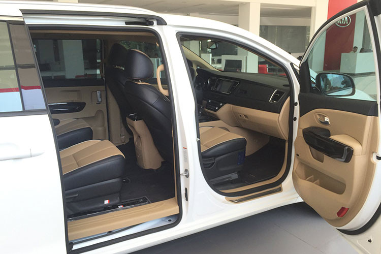 Giống như đời cũ, Kia Sedona sẽ tiếp tục được trang bị cửa trượt phía sau có thể đóng mở bằng điện chỉ bằng một nút bấm. Bước vào cabin, những chủ xe Sedona phiên bản 2019 sẽ dễ dàng nhận ra rằng chiếc xe đã được đổi sang sử dụng phanh tay điện tử, thay vì phanh cơ như trước đây.