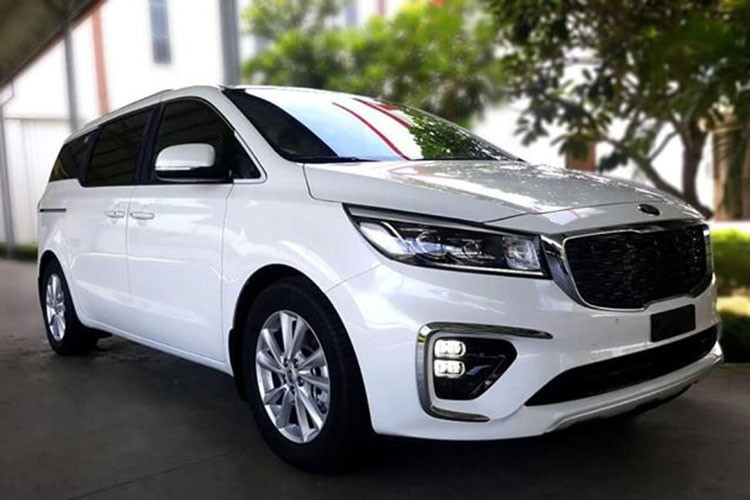 Mẫu xe minivan Kia Sedona là mẫu xe quan trọng của Thaco tại thị trường Việt Nam khi ngày càng nhiều gia đình chọn dòng xe này cho nhu cầu di chuyển tiện lợi. Trong tháng 10/2018 này, Kia Sedona 2019 mới sẽ ra mắt tại thị trường Việt Nam với mỗi số cải tiến nhỏ ở kiểu dáng cũng như nâng cấp thêm trang bị tiện nghi.
