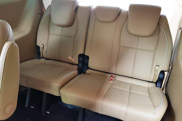 Thêm vào đó là 2 túi khí tiêu chuẩn và 6 túi khí ở bản Platinum. Ngoài ra, Kia Kia Sedona 2019 bản Platinum còn có những "đặc ân" như phanh tay điện tử, hệ thống cảnh báo điểm mù và khóa cửa tự động theo tốc độ. Nằm bên dưới nắp capô của Kia Sedona 2019 tại Việt Nam là 2 tùy chọn động cơ khác nhau.