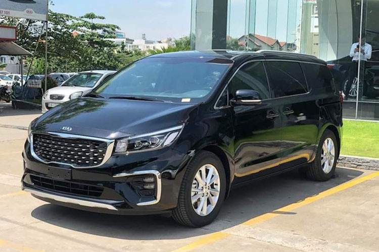 Trước khi ra mắt chính thức, giá xe Kia Sedona 2019 dự kiến đã được các đại lý tiết lộ và nhận cọc, theo đó tất cả các phiên bản đều được tăng giá so với bản cũ. Cụ thể; Kia Sedona, gồm Luxury, Platinum D và Platinum G với giá bán lần lượt 1,129 tỷ đồng, 1,209 tỷ đồng và 1,429 tỷ đồng.