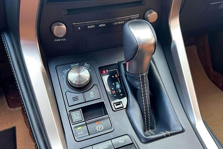 Mẫu xe SUV hạng sang Lexus NX300 2019 này cũng sở hữu hệ thống treo tự động thích ứng (AVS) giúp tối ưu hóa sự ổn định và linh hoạt của chiếc xe trong mọi điều kiện đường sá... thêm vào đó là camera 360 độ và 8 túi khí an toàn.