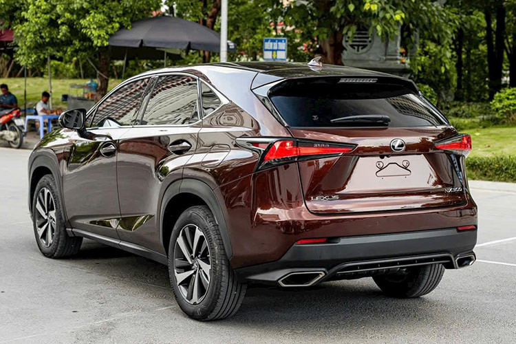 Điểm nhấn phần đầu xe SUV Lexus NX300 2019 đến từ cụm đèn chiếu sáng phía trước sử dụng công nghệ LED thông minh AHS với tạo hình bóng xếp tầng bắt mắt. Đèn pha/cos trên NX300 còn tích hợp tính năng tự động bật/tắt, tự động điều chỉnh theo góc đánh lái. Xe được trang bị lazang 18 inch thể thao, tay nắm cửa phát sáng và mở cửa thông minh...