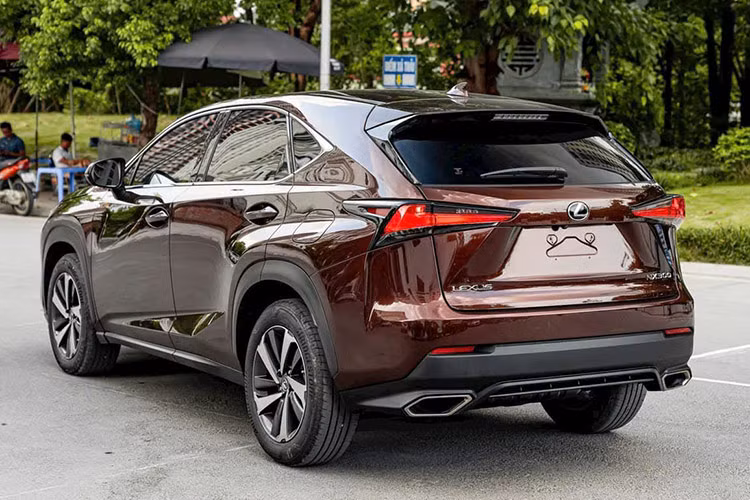 Điểm nhấn phần đầu xe SUV Lexus NX300 2019 đến từ cụm đèn chiếu sáng phía trước sử dụng công nghệ LED thông minh AHS với tạo hình bóng xếp tầng bắt mắt. Đèn pha/cos trên NX300 còn tích hợp tính năng tự động bật/tắt, tự động điều chỉnh theo góc đánh lái. Xe được trang bị lazang 18 inch thể thao, tay nắm cửa phát sáng và mở cửa thông minh...