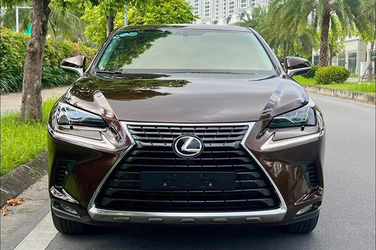 Tham khảo thị trường xe đã qua sử dụng hiện nay, một chiếc Lexus NX300 sản xuất năm 2019 đang được rao bán với mức giá từ 1,7 đến hơn 1,8 tỷ đồng. Như vậy, sau 5 năm sử dụng, chiếc xe đã mất giá khoảng 1 tỷ đồng. Tuy nhiên, với những ai không ngại sử dụng xe cũ, đây vẫn là một cơ hội tốt để sở hữu một chiếc xe sang bền và giữ giá.