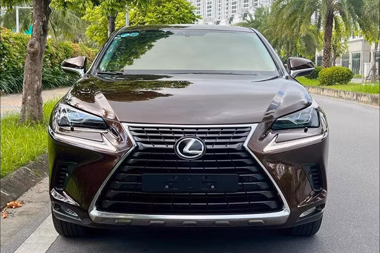 Tham khảo thị trường xe đã qua sử dụng hiện nay, một chiếc Lexus NX300 sản xuất năm 2019 đang được rao bán với mức giá từ 1,7 đến hơn 1,8 tỷ đồng. Như vậy, sau 5 năm sử dụng, chiếc xe đã mất giá khoảng 1 tỷ đồng. Tuy nhiên, với những ai không ngại sử dụng xe cũ, đây vẫn là một cơ hội tốt để sở hữu một chiếc xe sang bền và giữ giá.