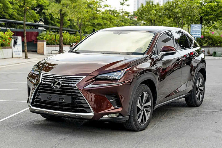 Chiếc xe SUV hạng sang Lexus NX300 đời 2019 trong bài viết này hiện đang được chủ nhân chào bán trên thị trường xe cũ sau khoảng 5 năm sử dụng. Theo thông tin do người bán cung cấp, chiếc Lexus NX300 này có ngoại thất màu nâu và nội thất màu da bò. Tuy nhiên, chỉ số ODO (quãng đường đã đi) của xe không được đề cập.