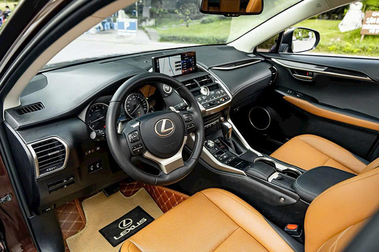 Bên trong nội thất, xe được trang bị hệ thống âm thanh 10 loa cao cấp Lexus Premium mang lại chất lượng âm thanh nén tuyệt đỉnh; sạc không dây chuẩn Qi có kích thước lớn tương thích với nhiều thiết bị, màn hình giải trí kích thước lớn 10.3 inch kết hợp với Giao diện điều khiển cảm ứng (Remote Touch Interface). NX 2019 cũng được trang bị Apple car play, Android Auto.