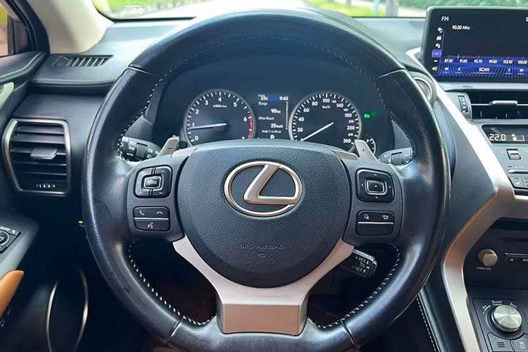 Ngoài ra, hệ thống thông tin giải trí là dàn âm thanh Lexus Premium 8 loa mới cũng đã thay thế cho hệ thống âm thanh Mark Levinson trước đây. Đồng thời xe cũng được bổ sung chức năng mở cửa sau không chạm chỉ bằng thao tác đá chân tiện lợi, dễ dàng khi khách hàng cần vận chuyển nhiều đồ đạc.