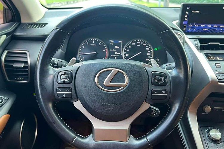 Ngoài ra, hệ thống thông tin giải trí là dàn âm thanh Lexus Premium 8 loa mới cũng đã thay thế cho hệ thống âm thanh Mark Levinson trước đây. Đồng thời xe cũng được bổ sung chức năng mở cửa sau không chạm chỉ bằng thao tác đá chân tiện lợi, dễ dàng khi khách hàng cần vận chuyển nhiều đồ đạc.