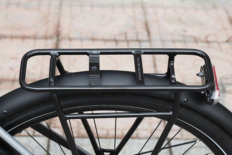 Xe còn sở hữu các chế độ lái, quãng đường, tốc độ sẽ hiển thị trên màn hình điện tử gắn ở tay lái. Ngoài ra, người lái xe có thể điều chỉnh màn hình điện tử thông qua nút bấm được đặt bên trái tay lái.