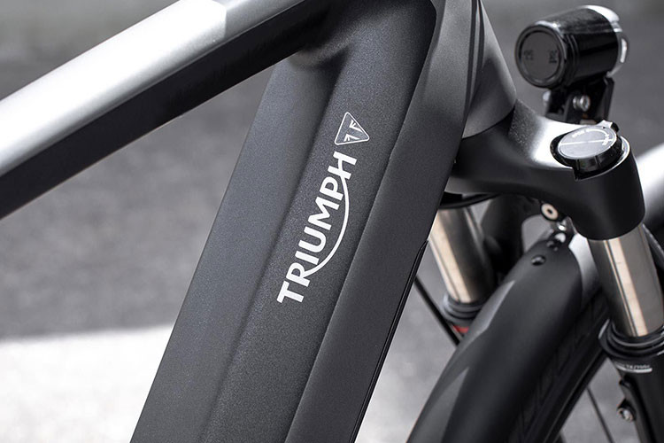 Khung xe được làm từ hợp kim nhôm nên đảm bảo được sự chắc chắn và cũng giúp trọng lượng xe tương đối nhẹ - khoảng 24 kg, đã bao gồm cả pin và bộ motor truyền động. 