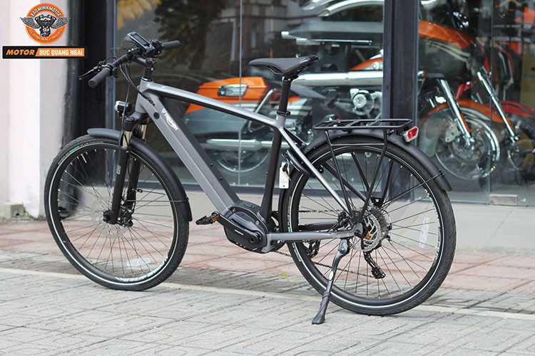 Xe sử dụng bộ vành nan của Alex FR30 kích thước 27,5 inch cùng với bộ lốp Schwalbe Energizer Plus Performance Greenguard bản rộng 2 inch. Đi kèm với đó là bộ phanh Shimano Deore M6000 kết hợp với đĩa phanh Shimano SM-RT30 có kích thước lần lượt là 180 mm và 160 mm cho phanh trước và phanh sau... Giá xe Triumph Trekker GT đang được bán ra tại đại lý tư nhân Hà Nội là 105 triệu đồng.