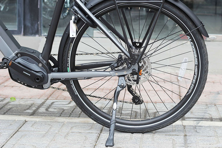 Điểm thú vị trong của mẫu xe này chính là ở việc khi người lái đạp xe thì motor điện mới hoạt động để hỗ trợ thêm lực cho pê-đan, giúp cho việc đạp xe trở nên nhẹ nhàng hơn - đặc biệt là trong những pha tăng tốc hoặc đạp xe lên dốc.