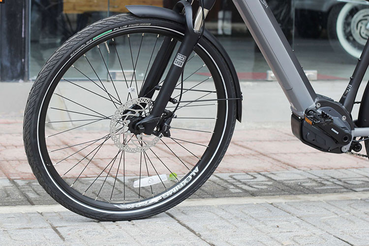 Đi kèm với xe đạp Triumph Trekker GT là bộ sạc điện 220V cho phép chủ xe có thể sạc điện cho xe tại bất kỳ đâu có nguồn điện. Triumph Trekker GT vẫn trang bị hệ chuyền động dạng nhông xích từ pê-đan đến lốp sau.