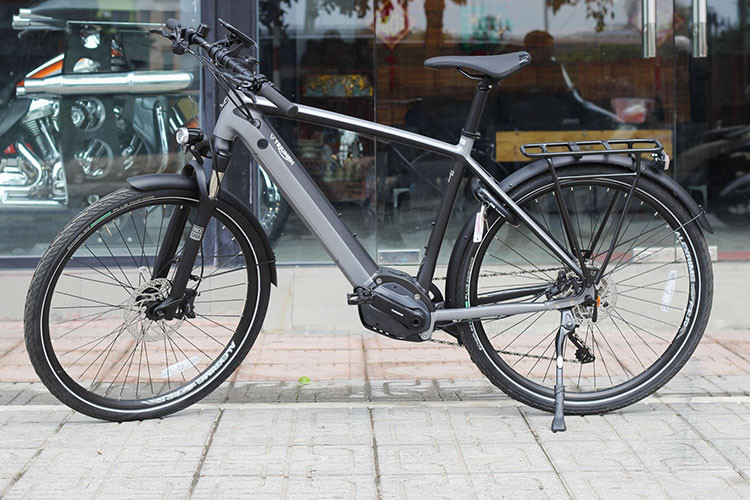 Mới đây, một cửa hàng nhập khẩu xe phân khối lớn tư nhân tại Hà Nội đã đem về chiếc xe đạp Triumph Trekker GT trợ lực điện nhập khẩu với phong cách rất độc đáo.