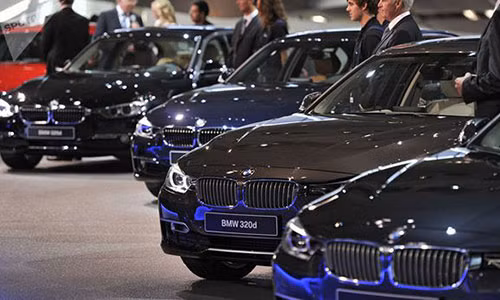 Thue 0% oto giam gia, dan Viet bo xe co len doi xe sang