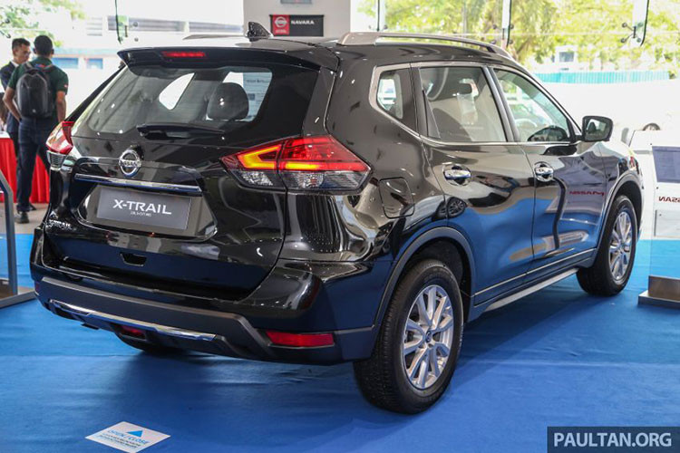 Về an toàn, X-Trail 2019 được trang bị tiêu chuẩn với 06 túi khí, trong khi đó các phiên bản cao được trang bị hệ thống hỗ trợ người lái thông minh của Nissan bao gồm: phanh tự động khẩn cấp (IEB), cảnh báo va chạm phía trước (FCW), cảnh báo điểm mù, chệch làn đường (LDW) và phương tiện cắt ngang khi lùi (RCTA) hay tiện lợi hơn khi sử dụng với hệ thống camera và màn hình quan sát thông minh (IAVM),...