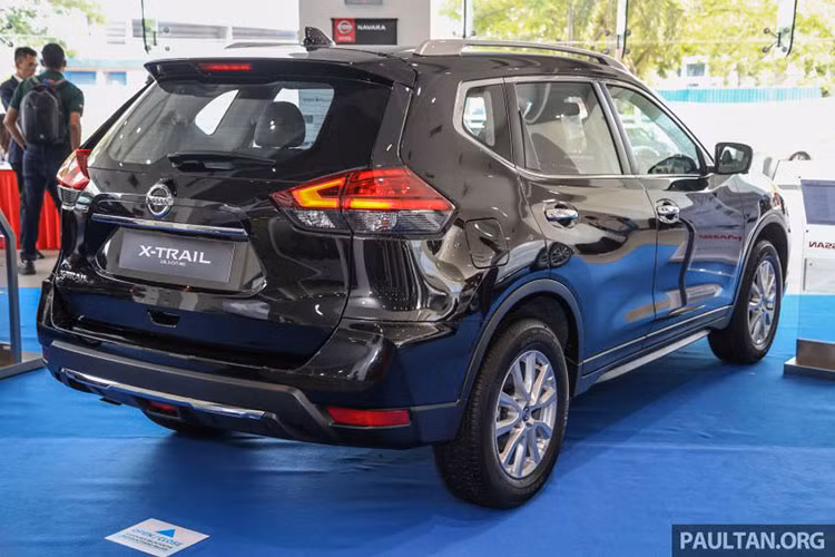 Về an toàn, X-Trail 2019 được trang bị tiêu chuẩn với 06 túi khí, trong khi đó các phiên bản cao được trang bị hệ thống hỗ trợ người lái thông minh của Nissan bao gồm: phanh tự động khẩn cấp (IEB), cảnh báo va chạm phía trước (FCW), cảnh báo điểm mù, chệch làn đường (LDW) và phương tiện cắt ngang khi lùi (RCTA) hay tiện lợi hơn khi sử dụng với hệ thống camera và màn hình quan sát thông minh (IAVM),...