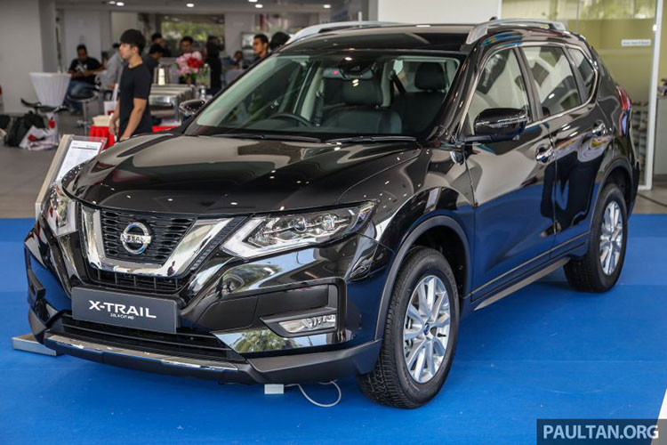 Giá bán Nissan X-Trail facelift 2019 cụ thể như sau: phiên bản 2.0L 2WD (tiêu chuẩn) 133.888 RM (tương đương 754 triệu đồng); 2.0L 2WD (Mid) 145.888 RM (khoảng 821 triệu đồng); 2.5L 4WD 153.888 RM (khoảng 866 triệu đồng); 2.0L Hybrid: 159.188 RM (khoảng 896 triệu đồng ). Dự đoán xe sẽ về Việt Nam trong năm 2019.
