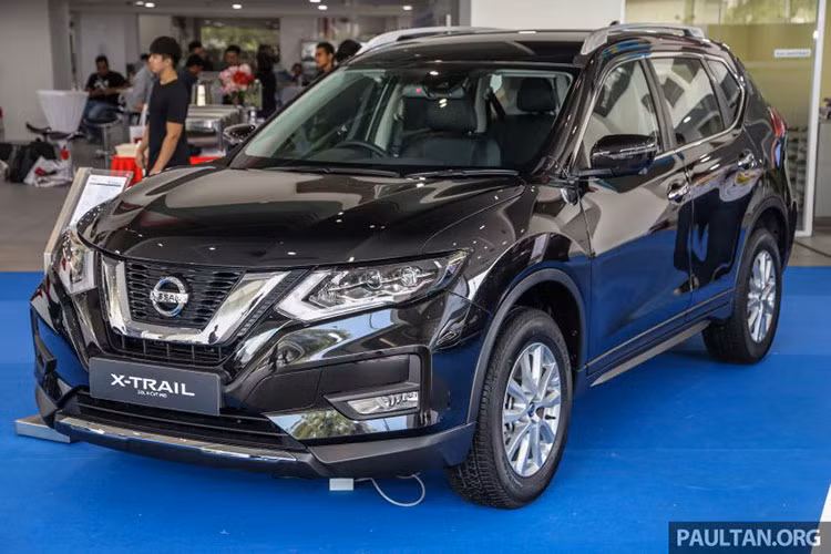 Giá bán Nissan X-Trail facelift 2019 cụ thể như sau: phiên bản 2.0L 2WD (tiêu chuẩn) 133.888 RM (tương đương 754 triệu đồng); 2.0L 2WD (Mid) 145.888 RM (khoảng 821 triệu đồng); 2.5L 4WD 153.888 RM (khoảng 866 triệu đồng); 2.0L Hybrid: 159.188 RM (khoảng 896 triệu đồng ). Dự đoán xe sẽ về Việt Nam trong năm 2019.