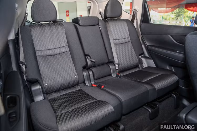 Về động cơ, các phiên bản lắp máy xăng 2.0 đều được trang bị động cơ 4 xy-lanh thẳng hàng (I4) dung tích 2.0L (MR20DD), cung cấp 141 mã lực tại 6.000 vòng/ phút và mô-men xoắn cực đại 200Nm tại 4.400 vòng/phút, trong khi các phiên bản 2.5 đều sử dụng động cơ 4 xy-lanh thẳng hàng dung tích 2.5L (QR25DE) mạnh 168 mã lực tại 6.000 vòng/phút và mô-men xoắn cực đại 233Nm có được từ vòng tua 4.000 vòng/ phút.