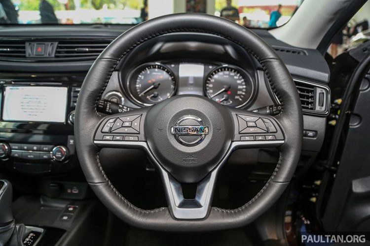 Xe cũng được trang bị hệ thống cảnh báo va chạm sớm, phanh khẩn cấp thông minh và phát hiện vật thể di chuyển. Trong khi đó, các bản VL của mẫu crossover này có hệ thống kiểm soát hành trình thông minh, cảnh báo phương tiện cắt ngang khi lùi, cảnh báo điểm mù, cảnh báo chuyển làn đường và hỗ trợ đèn pha. Ngoài ra, toàn bộ các bản trang bị của Nissan X-Trail 2019 còn có hệ thống quan sát 360 độ với 4 camera.