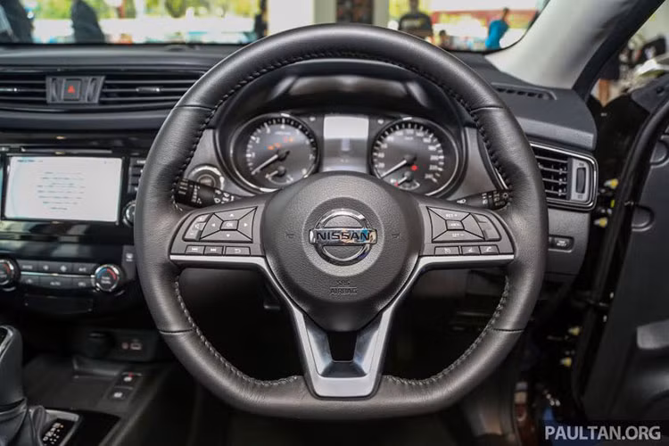 Xe cũng được trang bị hệ thống cảnh báo va chạm sớm, phanh khẩn cấp thông minh và phát hiện vật thể di chuyển. Trong khi đó, các bản VL của mẫu crossover này có hệ thống kiểm soát hành trình thông minh, cảnh báo phương tiện cắt ngang khi lùi, cảnh báo điểm mù, cảnh báo chuyển làn đường và hỗ trợ đèn pha. Ngoài ra, toàn bộ các bản trang bị của Nissan X-Trail 2019 còn có hệ thống quan sát 360 độ với 4 camera.