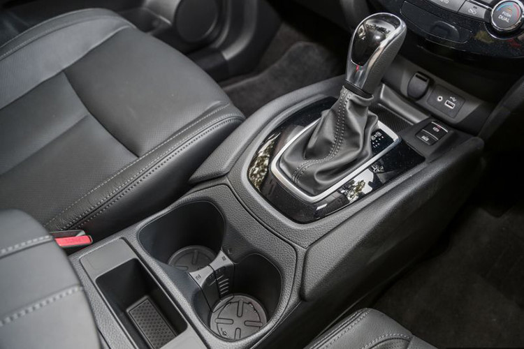 Tất cả phiên bản X-Trail 2019 đều sử dụng chung hộp số tự động vô cấp CVT Xtronic như trước đi cùng với hai hệ dẫn động cầu trước (2WD) và bốn bánh (4WD). Phiên bản Hybrid có giá bán đắt nhất sử dụng động cơ 2.0L kết hợp với động cơ điện để tạo ra hệ truyền động hybird kết hợp với cụm pin lithium-ion 0,9 kWh được bố trí bên dưới sàn xe.