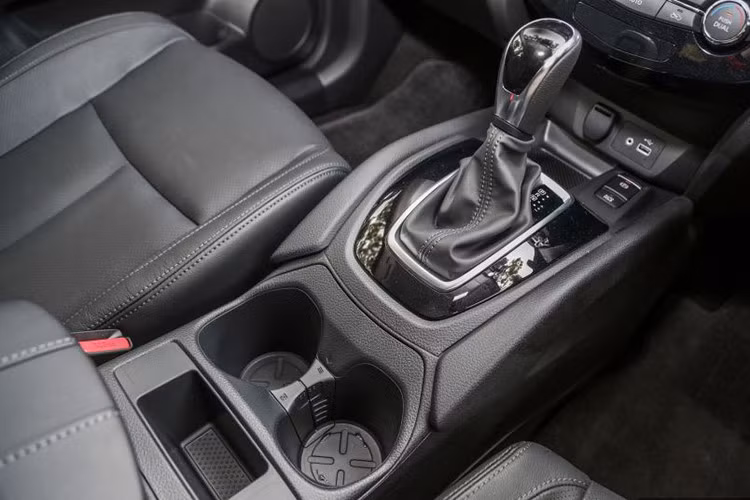 Tất cả phiên bản X-Trail 2019 đều sử dụng chung hộp số tự động vô cấp CVT Xtronic như trước đi cùng với hai hệ dẫn động cầu trước (2WD) và bốn bánh (4WD). Phiên bản Hybrid có giá bán đắt nhất sử dụng động cơ 2.0L kết hợp với động cơ điện để tạo ra hệ truyền động hybird kết hợp với cụm pin lithium-ion 0,9 kWh được bố trí bên dưới sàn xe.