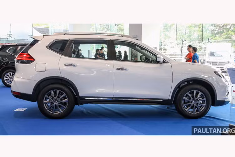 Xe được bán ra tổng cộng 04 phiên bản máy xăng và xăng hybrid. Bên cạnh đó, ngoại hình cũng như trang bị thêm của xe những tiện ích mới của Nissan X-Trail facelift 2019 đã nhận được những lời đánh giá tích cực từ giới mê xe. Cụ thể, Nissan đã chỉnh trang lại V-Motion ở đầu xe, bộ cản trước - sau xe cũng được làm mới.