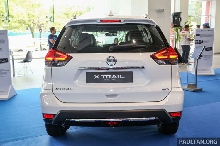 Nissan X-Trail phiên bản nâng cấp 2019 tại thị trường Malaysia còn được bổ sung các màu sơn ngoại thất mới. Tổng cộng, xe có 6 màu sơn ngoại thất là cam Monarch Orange, đỏ Radiant Red, đen Black Star, trắng Storm White, bạc Brilliant Silver và xám Deep Iris Grey.