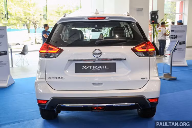 Nissan X-Trail phiên bản nâng cấp 2019 tại thị trường Malaysia còn được bổ sung các màu sơn ngoại thất mới. Tổng cộng, xe có 6 màu sơn ngoại thất là cam Monarch Orange, đỏ Radiant Red, đen Black Star, trắng Storm White, bạc Brilliant Silver và xám Deep Iris Grey.