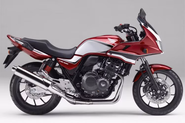 Honda CB400 phiên bản 2018 sẽ vẫn được trang bị khối động cơ 4 thì với 4 xi-lanh thẳng hàng dạng DOHC, làm mát bằng dung dịch, dung tích xi lanh 399 phân khối cho công suất tối đa 54 mã lực tại 10.000 v/p cùng mô-men xoắn cực đại đạt 38 Nm tại 9.500 v/p, hộp số 6 cấp và hệ thống phun xăng điện tử FI.