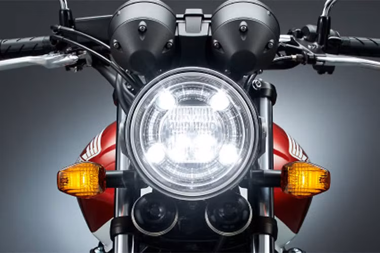 Những chiếc xe môtô Honda CB400 Super Four đã trải qua tới 5 lần nâng cấp về động cơ, sau đó được trang bị bộ phun xăng điện tử FI vào năm 2008. Mới đây, nhà sản xuất xe máy Honda đã tiếp tục bổ sung phiên bản với màu mới dành cho cả 2 mẫu xe này trong năm nay.