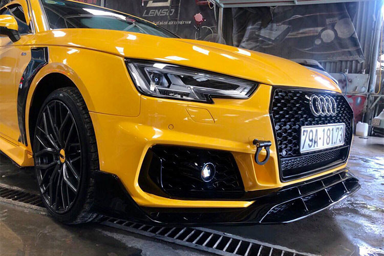 Cụm mâm xe nguyên bản có kích thước 17 inch được thay thế hoàn toàn sang loại 19 inch lớn hơn đi kèm với bộ lốp Toyo Proxes T1 Sport kích cỡ 245/35ZR19. Bản độ sử dụng bộ mâm 10 chấu kiểu chữ Y xếp bố cục ngôi sao cũng khá giống với thiết kế mâm của siêu xe Audi R8 V10 Plus.