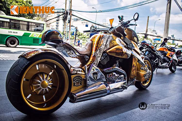 Toàn thân xe sở hữu một màu vàng từ đầu đến chân. Mâm xe cùng nhiều chi tiết nhỏ khác cũng được lên màu vàng độc đáo, chỉ trừ duy nhất cụm động cơ của xe là không.